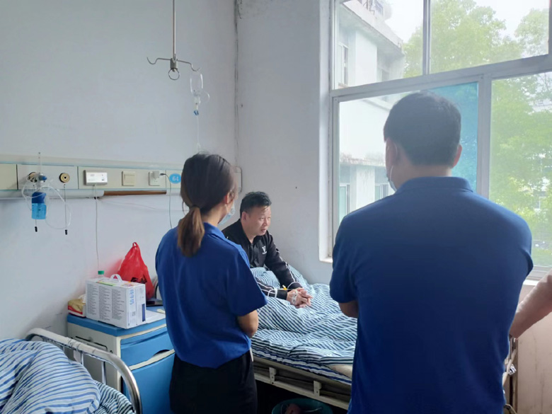 探望員工送真情，殷切關(guān)懷暖人心——昂仕科技慰問(wèn)受傷員工！(圖2)
