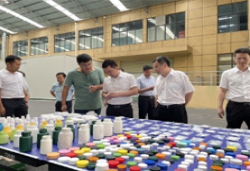 董事長李文剛為江西省撫州市委書記講解公司產(chǎn)品 品類及特點